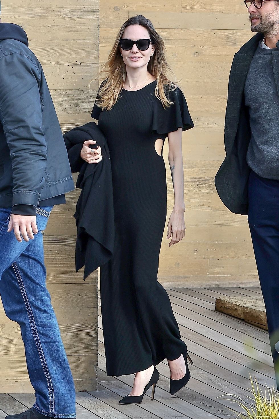 Angelina Jolie Tampil Menakjubkan dengan Gaun Maxi Hitam Cutout di Bagian Pinggang