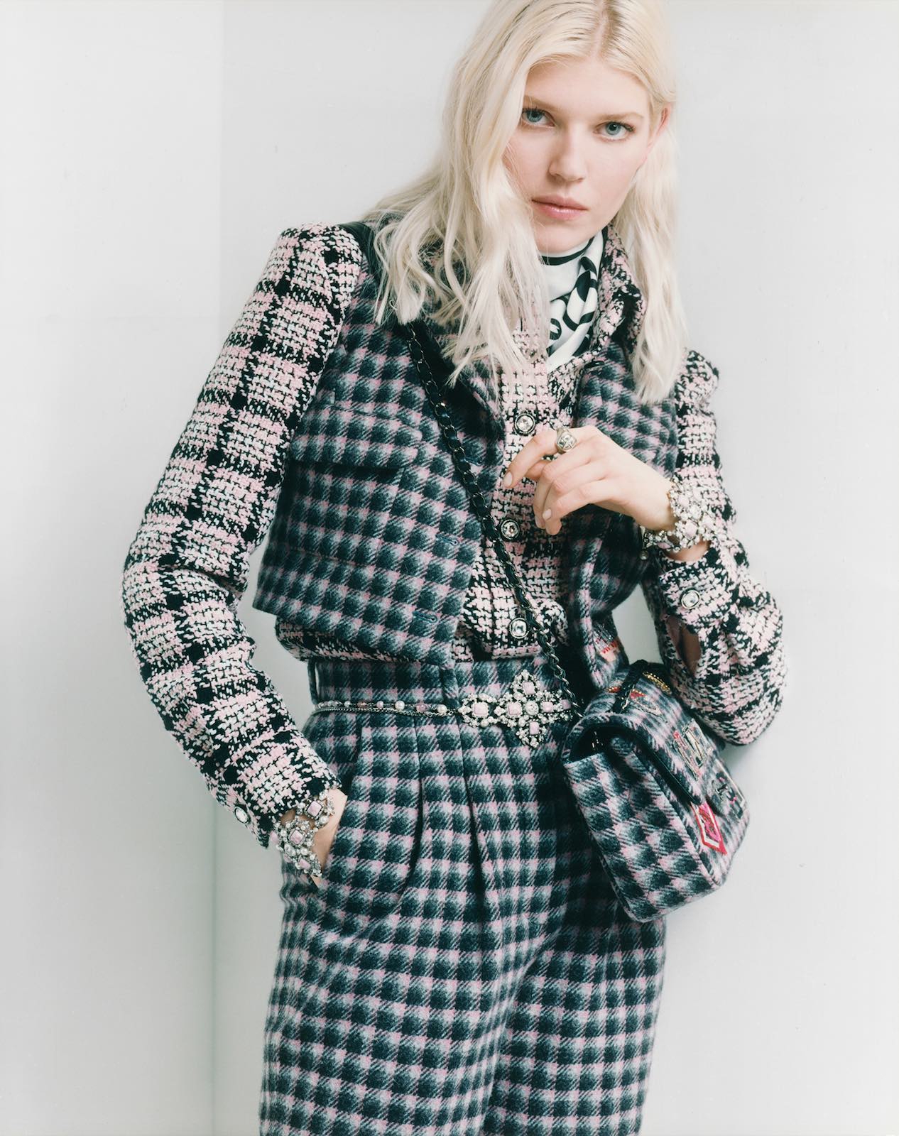 Gaya Parisian Punk Model Ola Rudnicka saat Kenakan Chanel Pre-Collection Musim Gugur/Dingin 2021/22