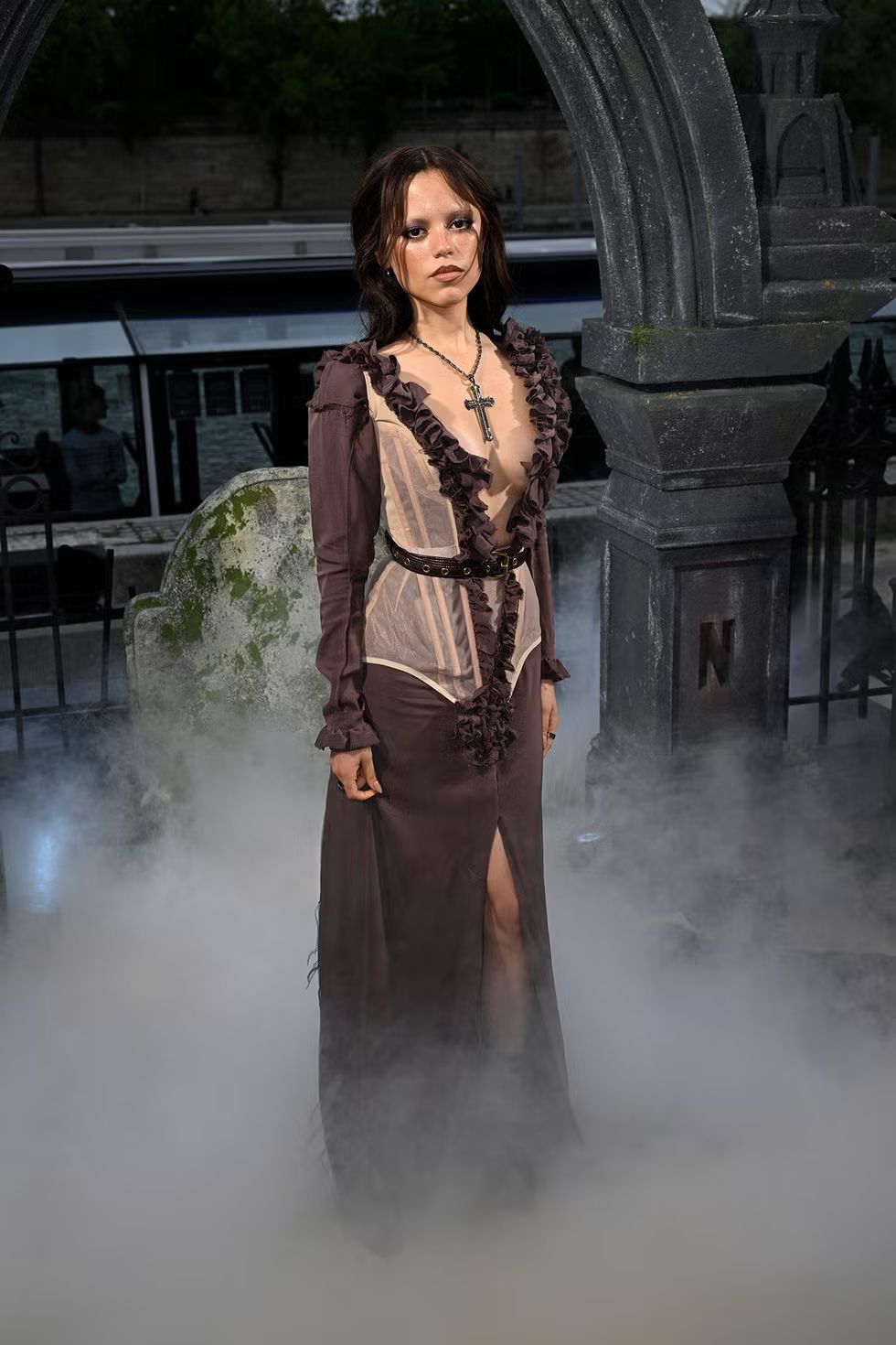 Jenna Ortega Terus Tampil dengan Busana Bernuansa Horor untuk Mempromosikan Serial Wednesday