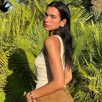 Kilau Dua Lipa Tampil dengan Celana Pendek Bahan Suede