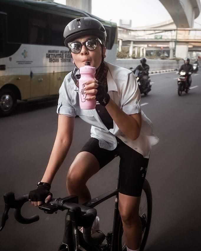 Cara Luna Maya Siasati Rambut Panjang Saat Bersepeda