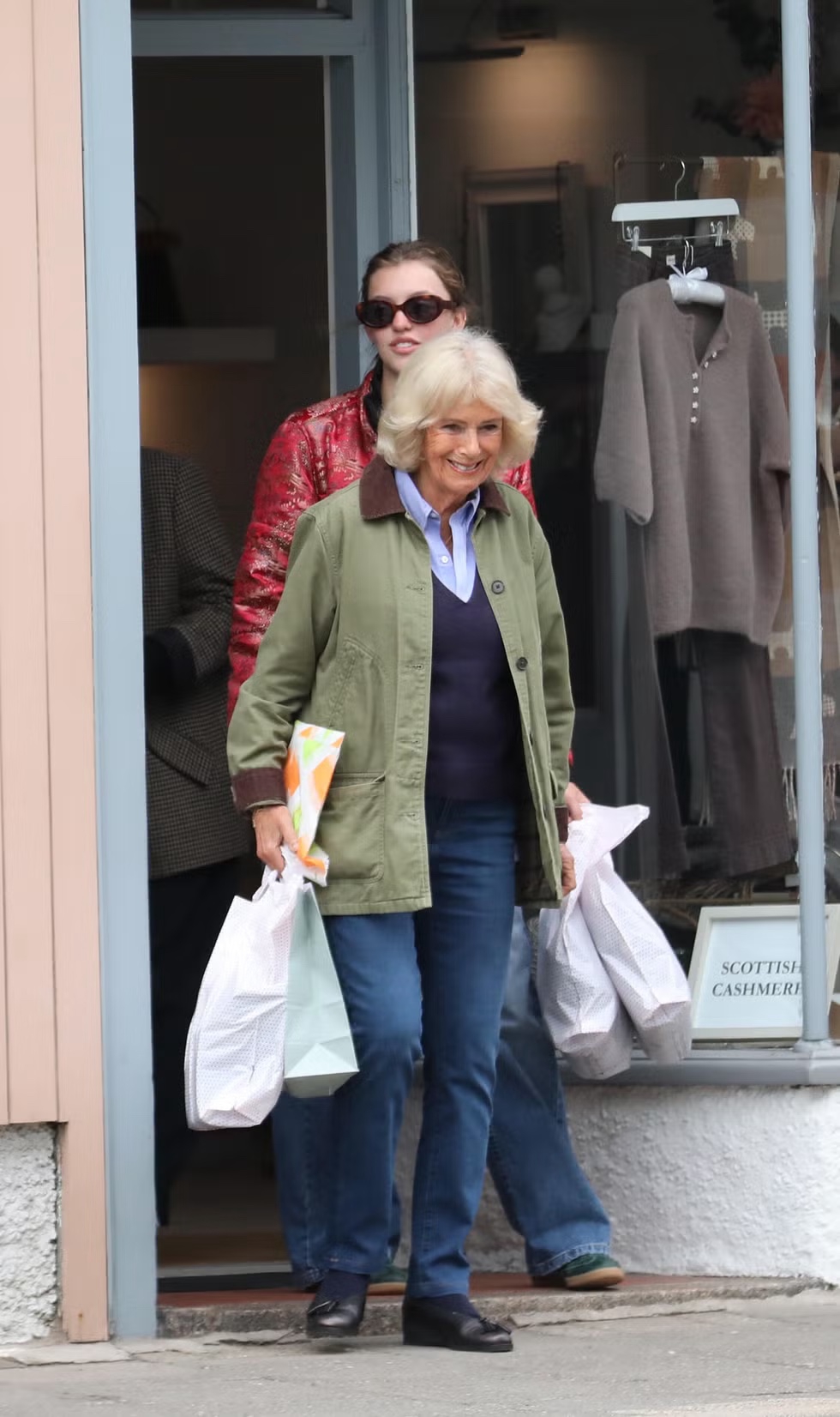 Gaya Off-Duty Ratu Camilla untuk Sesi Belanja Bersama Putri & Cucunya