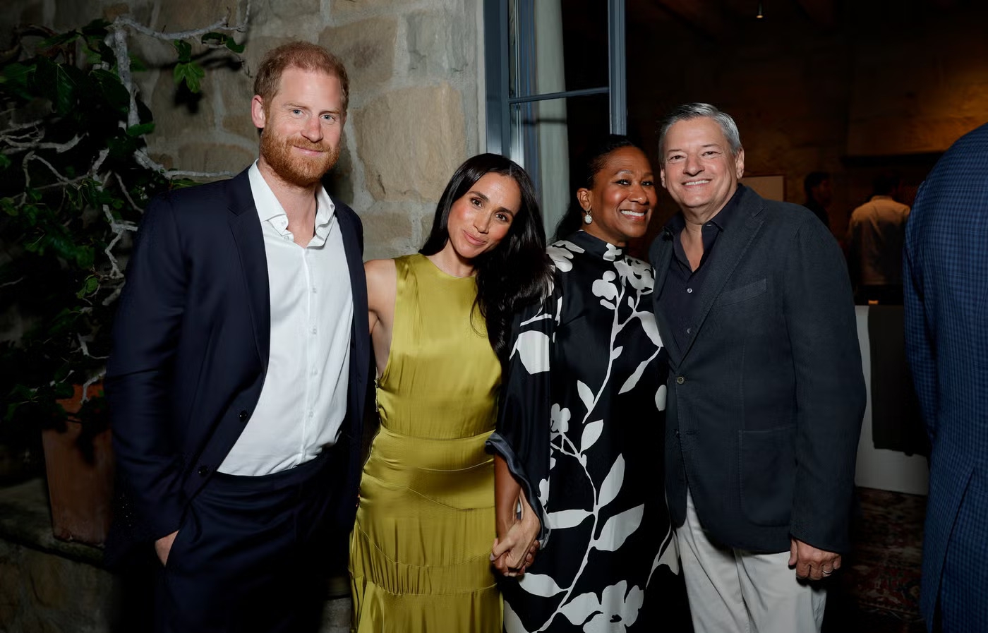 Duchess Meghan Mengikuti Tren Warna Chartreuse untuk Kunjungan Langka Bersama Pangeran Harry