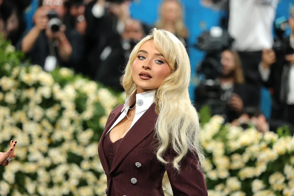 Suit Tanpa Celana Sabrina Carpenter di MET Gala 2025
