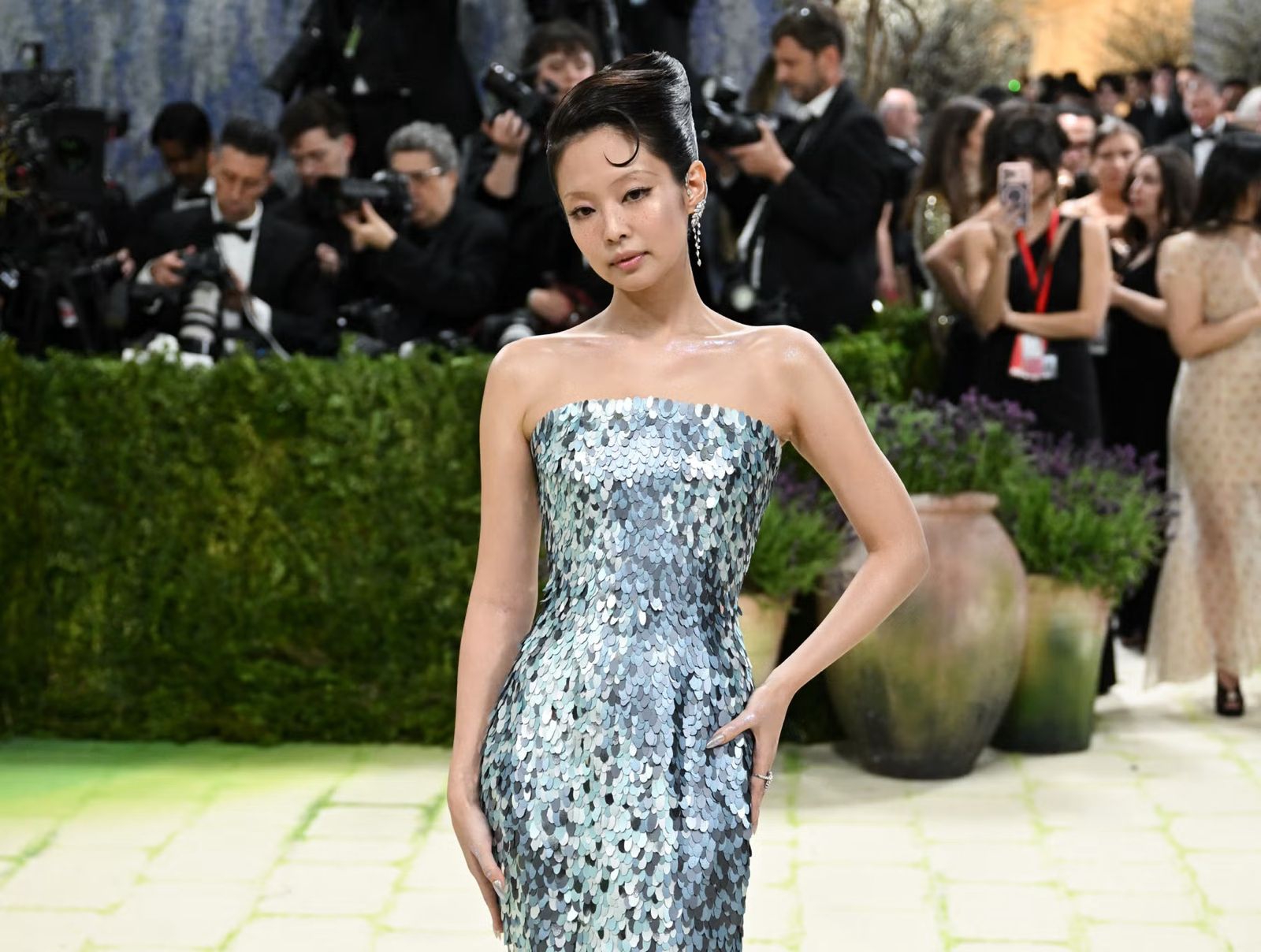 Penampilan Jennie Bertema Mermaid di Met Gala Menampilkan Anting Mismatched