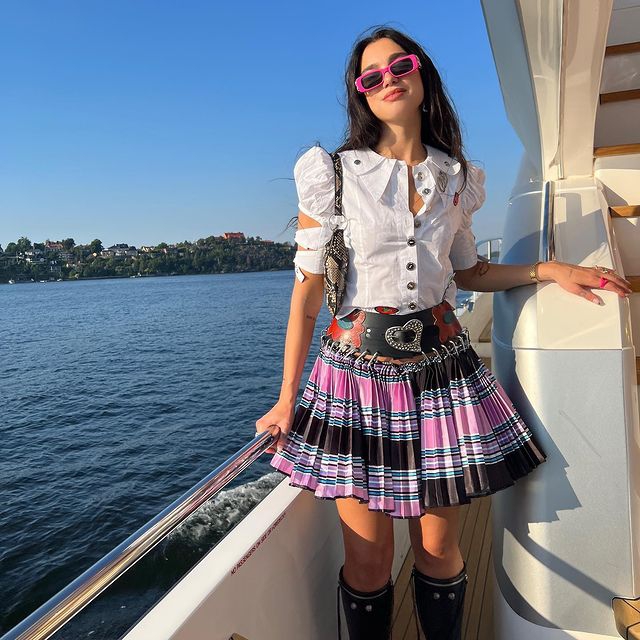 Dua Lipa Meniru Gaya Punk Ala Gadis Sekolah di Kapal Pesiar