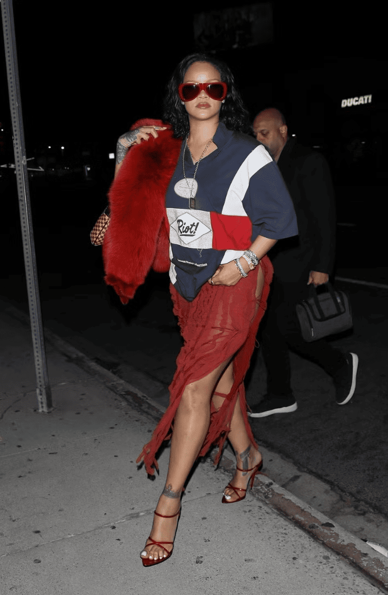 Rihanna Terus Memakai Warna Burgundy untuk Musim Gugur