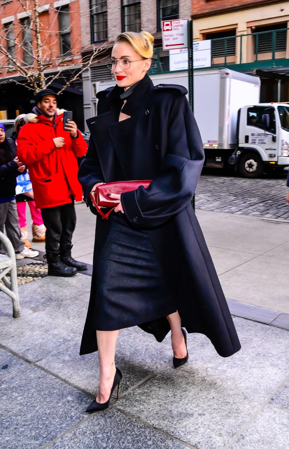 Sophie Turner Padukan Busana Berkonsep Bisnis dengan Nuansa Glamor Old Hollywood