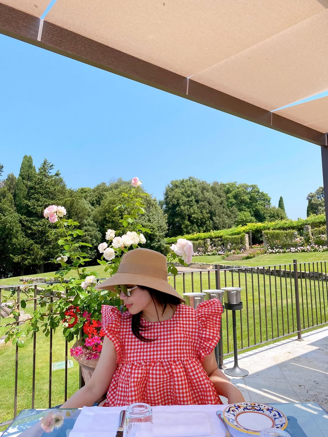 Pesona Gaya Nagita Slavina di Italia dengan Outfit Liburan yang Chic dan Timeless