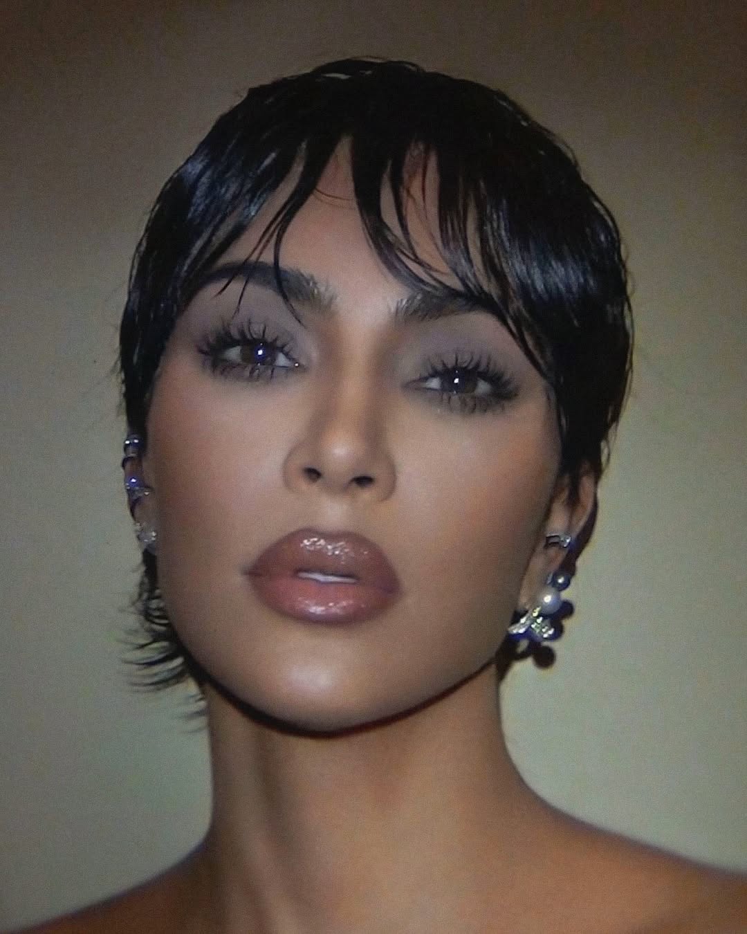 Kim Kardashian Kenakan Rancangan dari Maison Margiela yang Terinspirasi dari Era Reign of Terror