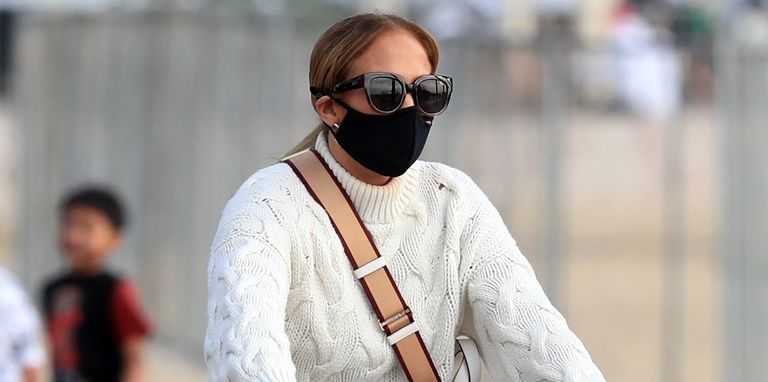 Jennifer Lopez Pamerkan Gaya Musim Gugurnya yang Cantik Selagi Bersepeda Bersama Anak Kembarnya