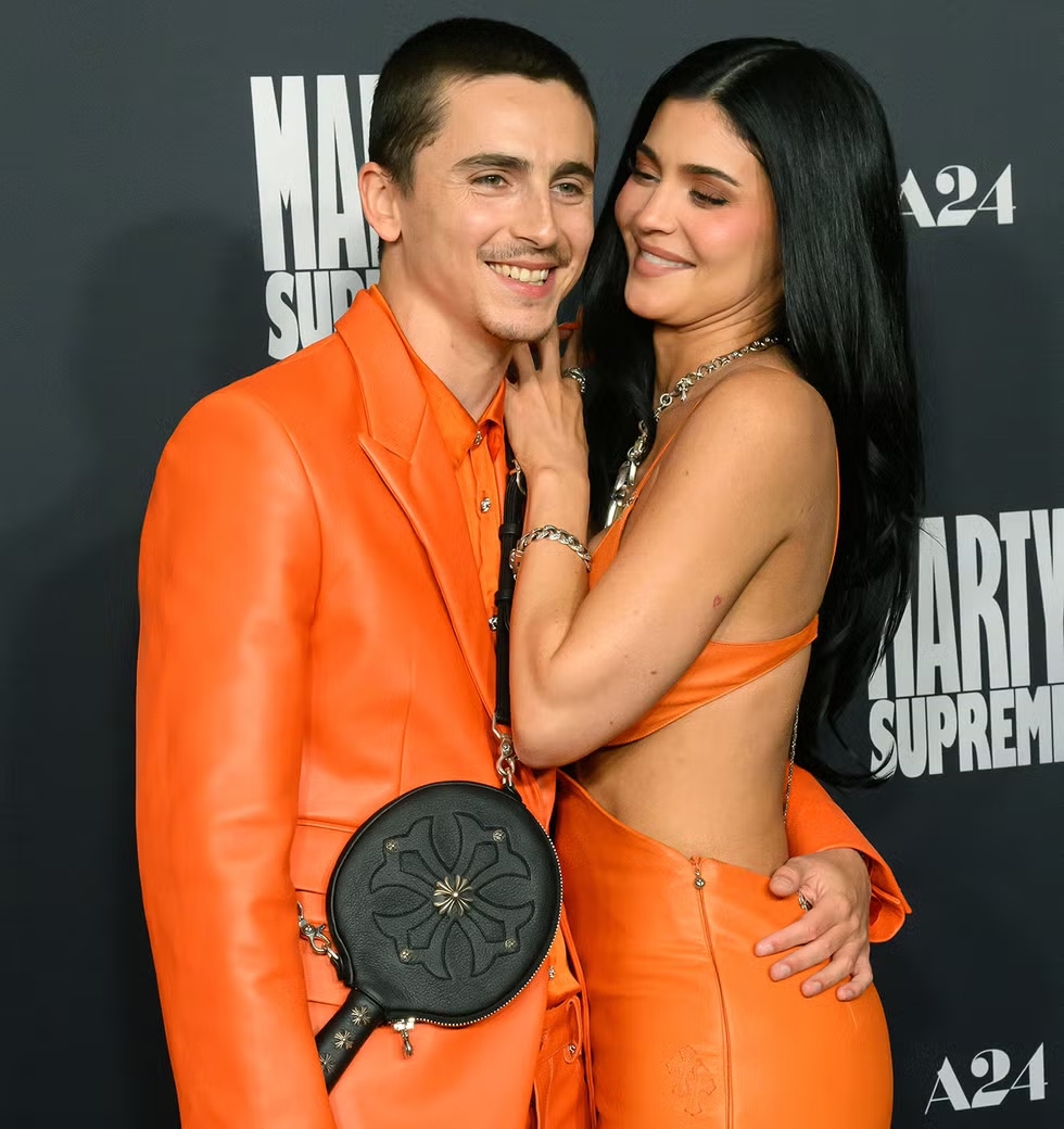Kylie Jenner dan Timothée Chalamet Tampil Kompak di Kencan Karpet Merah Film Marty Supreme