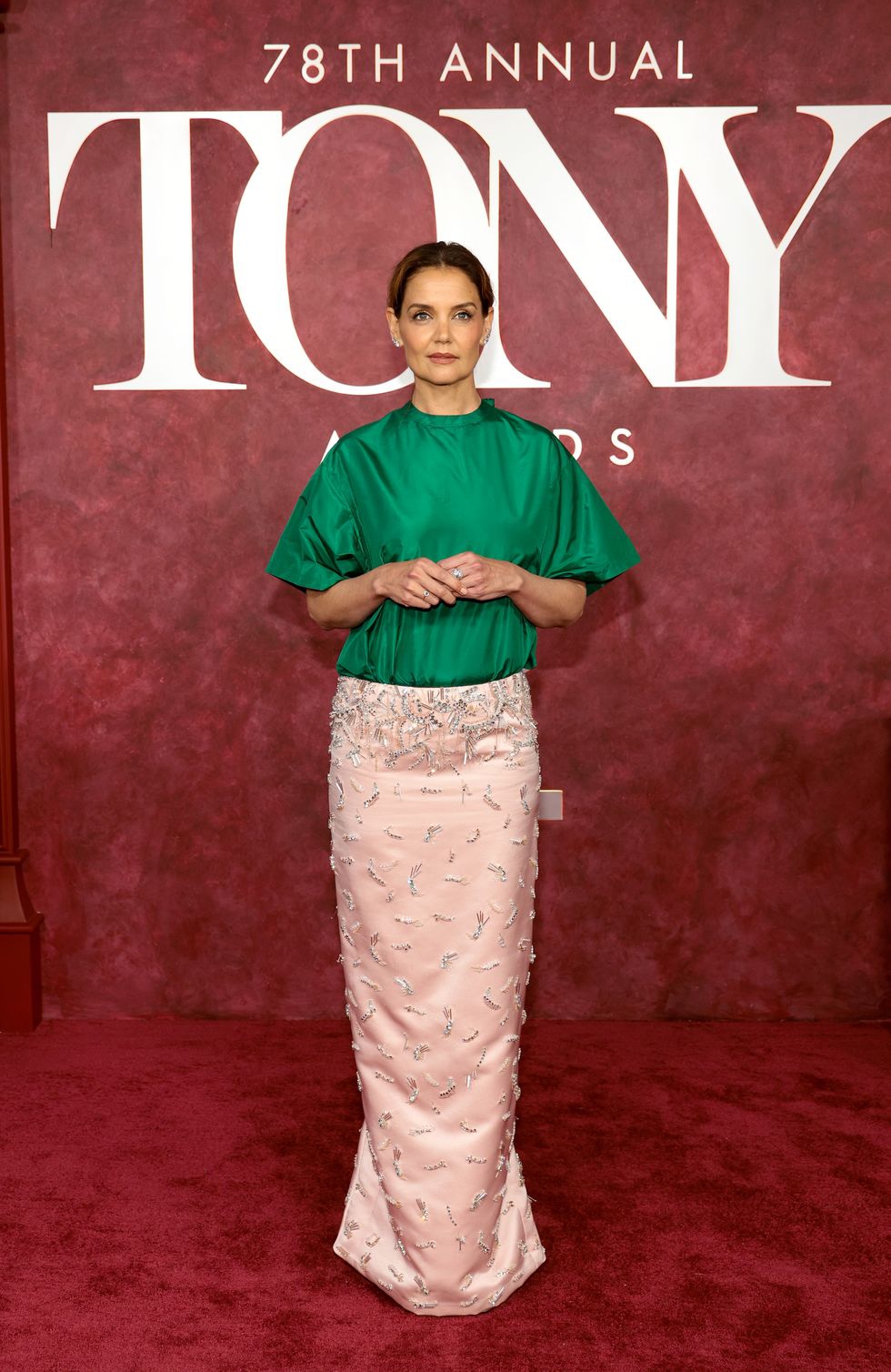 Katie Holmes Tampil Memukau di Tony Awards 2025