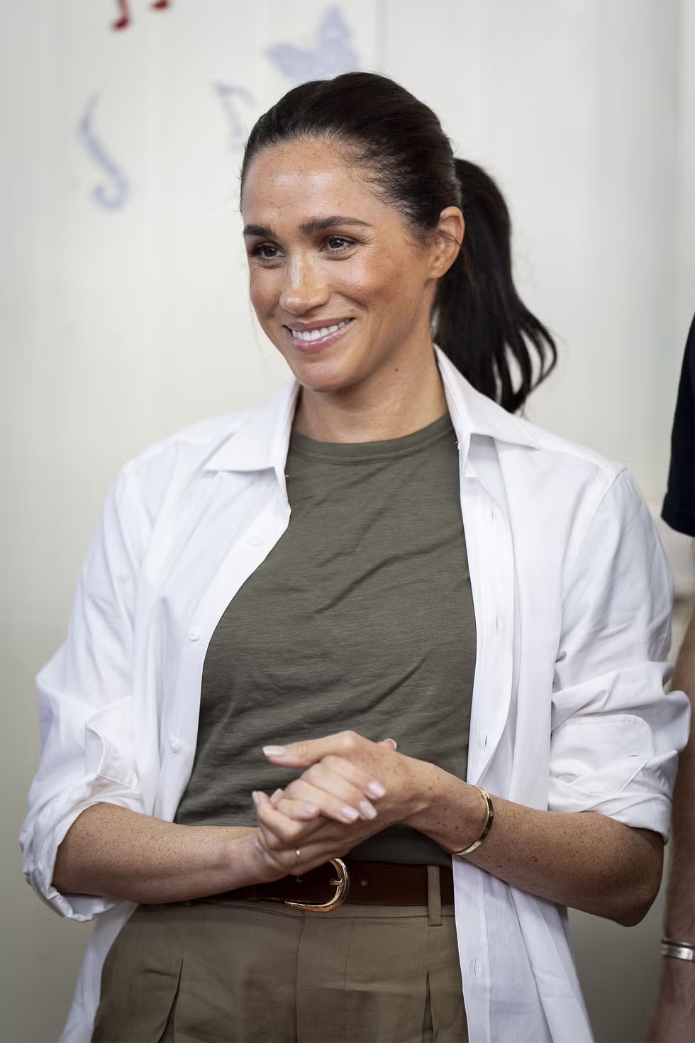 Duchess Meghan Kenakan Kemeja Putih Favorit Putri Kate di Yordania