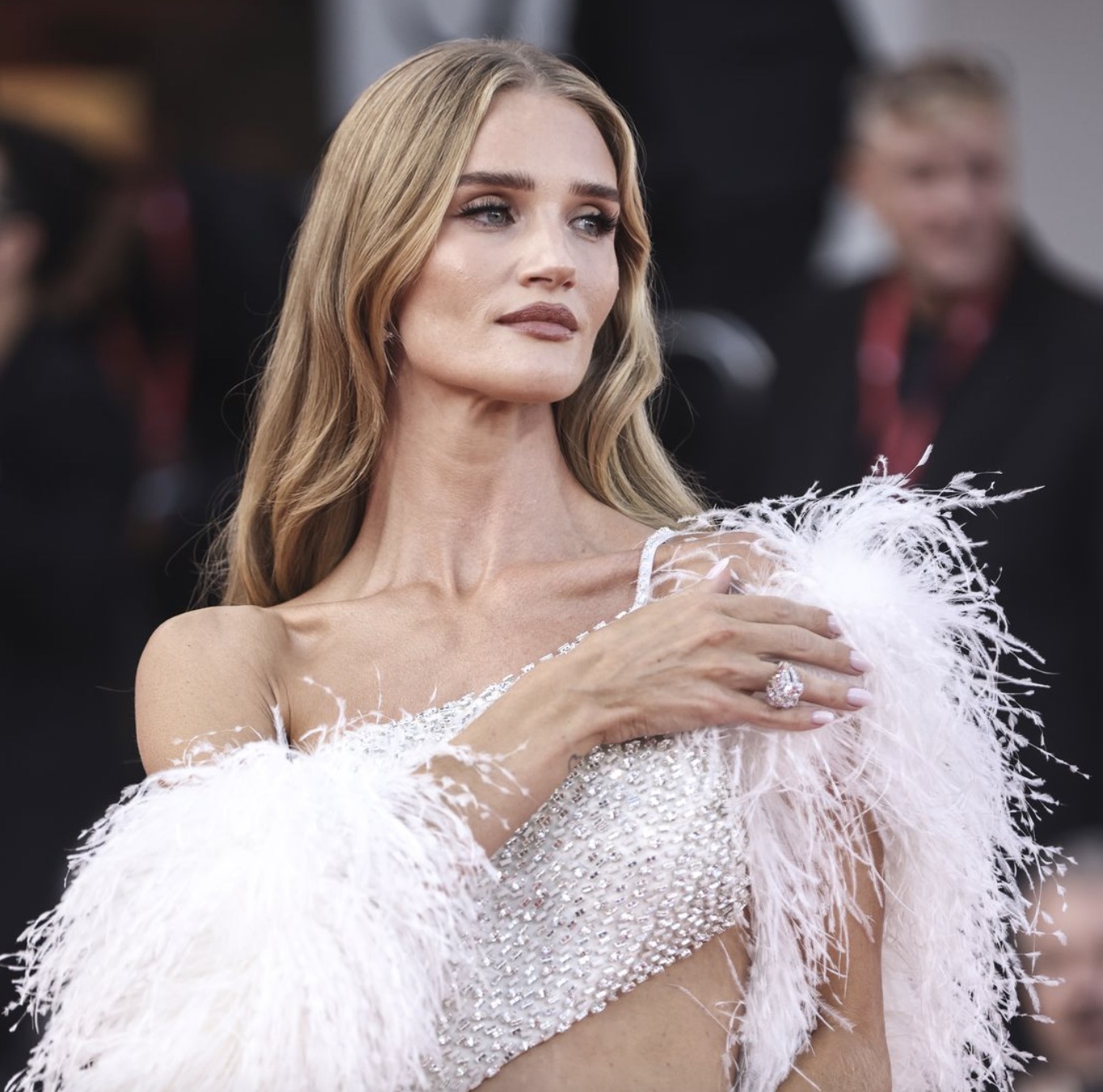 Rosie Huntington-Whiteley Memancarkan Keanggunan dengan Gaun Cut-out Penuh Keberanian saat di Festival Film Venesia