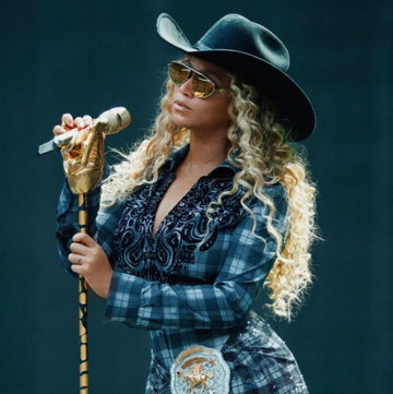 Beyoncé Menutup Konsernya di Paris dengan Empat Busana Loewe yang Berbeda