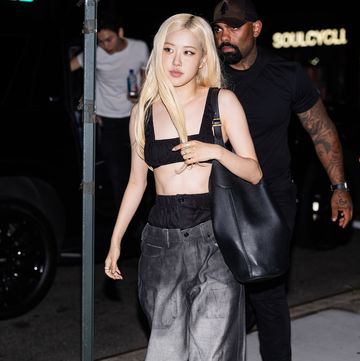 Rosé Tampil Unik dengan Mengenakan Dua Celana yang Ditata Secara Menumpuk