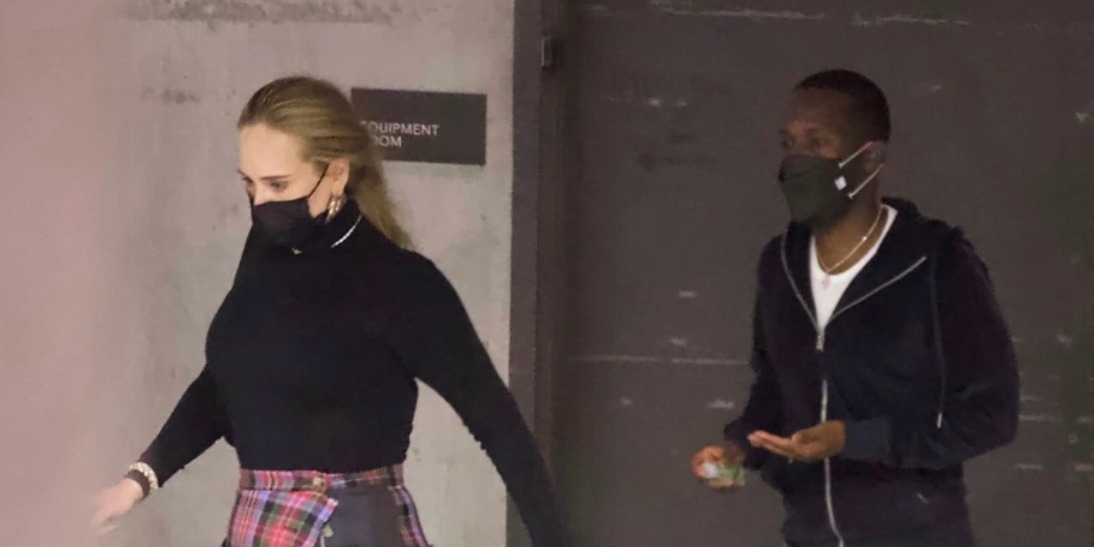 Adele Bergaya Punk dengan Rok Mini Kotak-Kotak Merah Muda