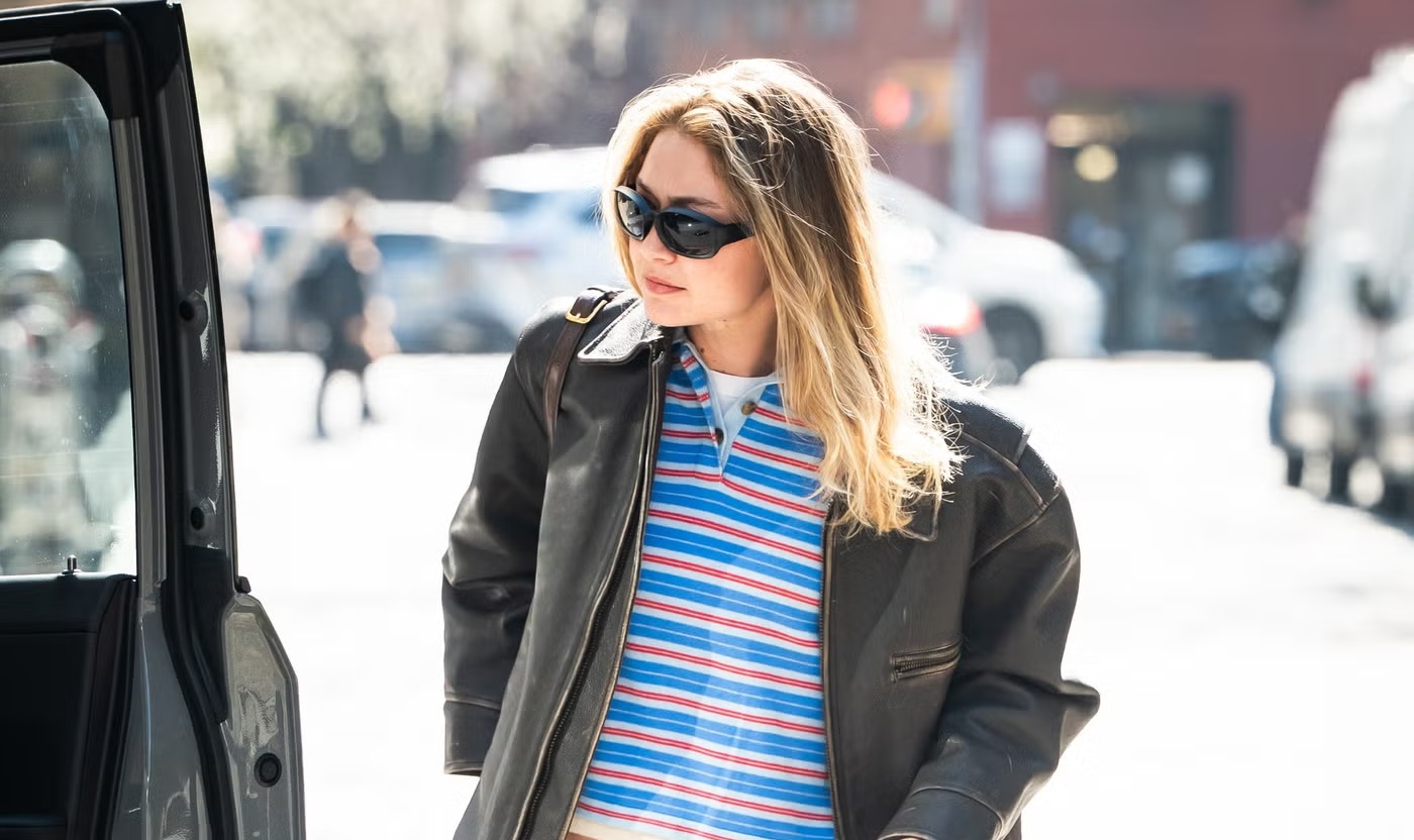 Gigi Hadid Tampil Seperti Siswi Sekolah dengan Kemeja Rugby & Jaket Kulit