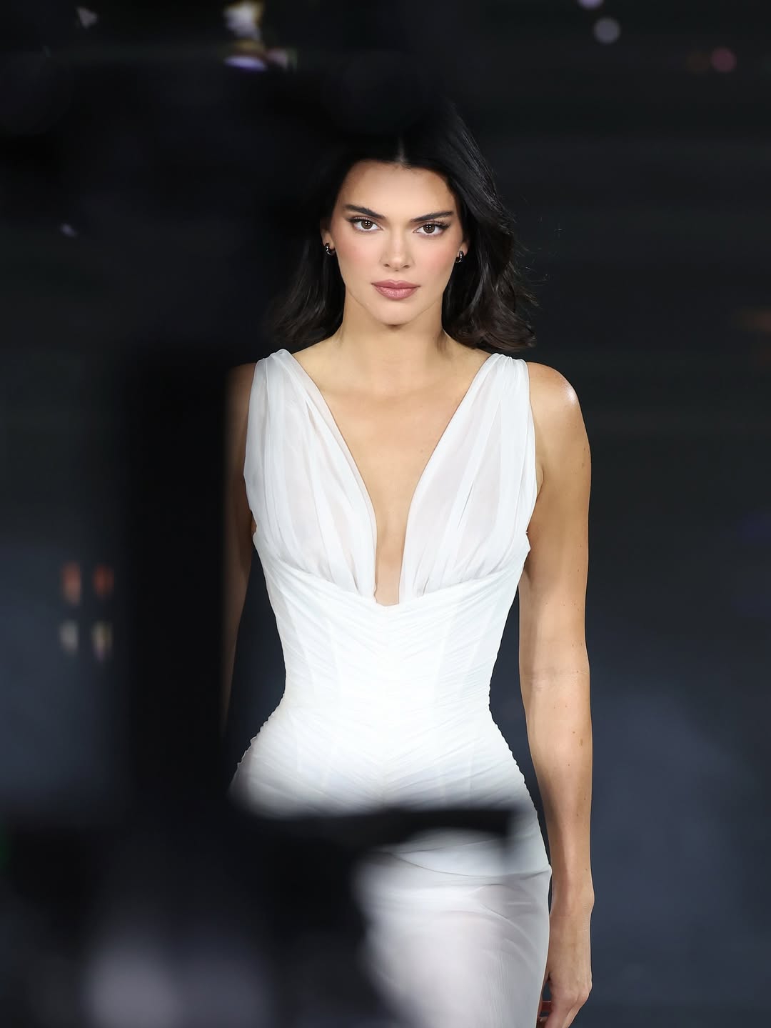 Kendall Jenner Tampil dalam Gaun Transparan Bergaya Surealis saat di Paris Fashion Week
