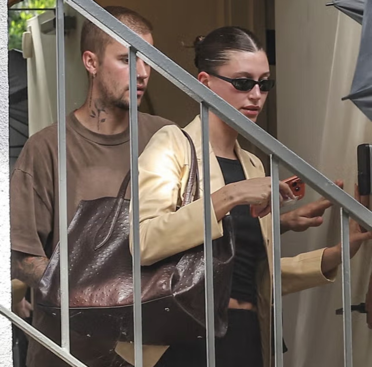 Hailey Bieber Tampil dengan Tas Pilates Cokelat Tua Besar yang Ternyata Terjangkau