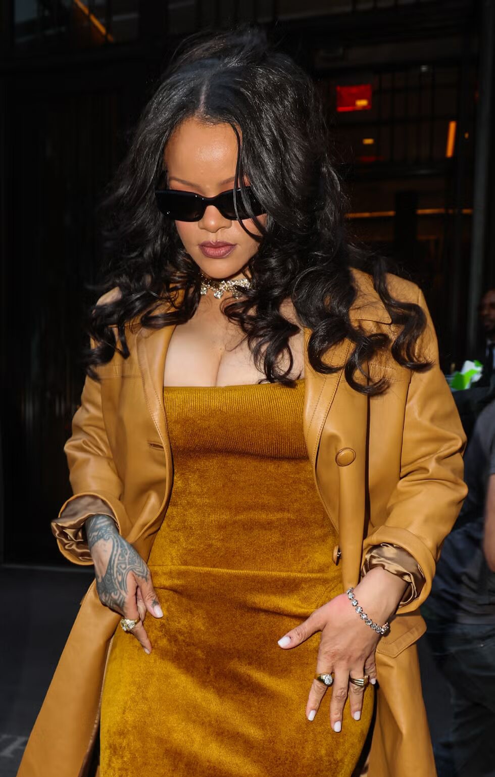 Rihanna Mengusung Gaya Busana Serba Kuning dengan Mantel Kulit dan Gaun Beludru