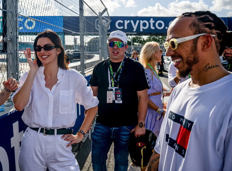 Lewis Hamilton dan Kendall Jenner di Miami Grand Prix pada 2024.