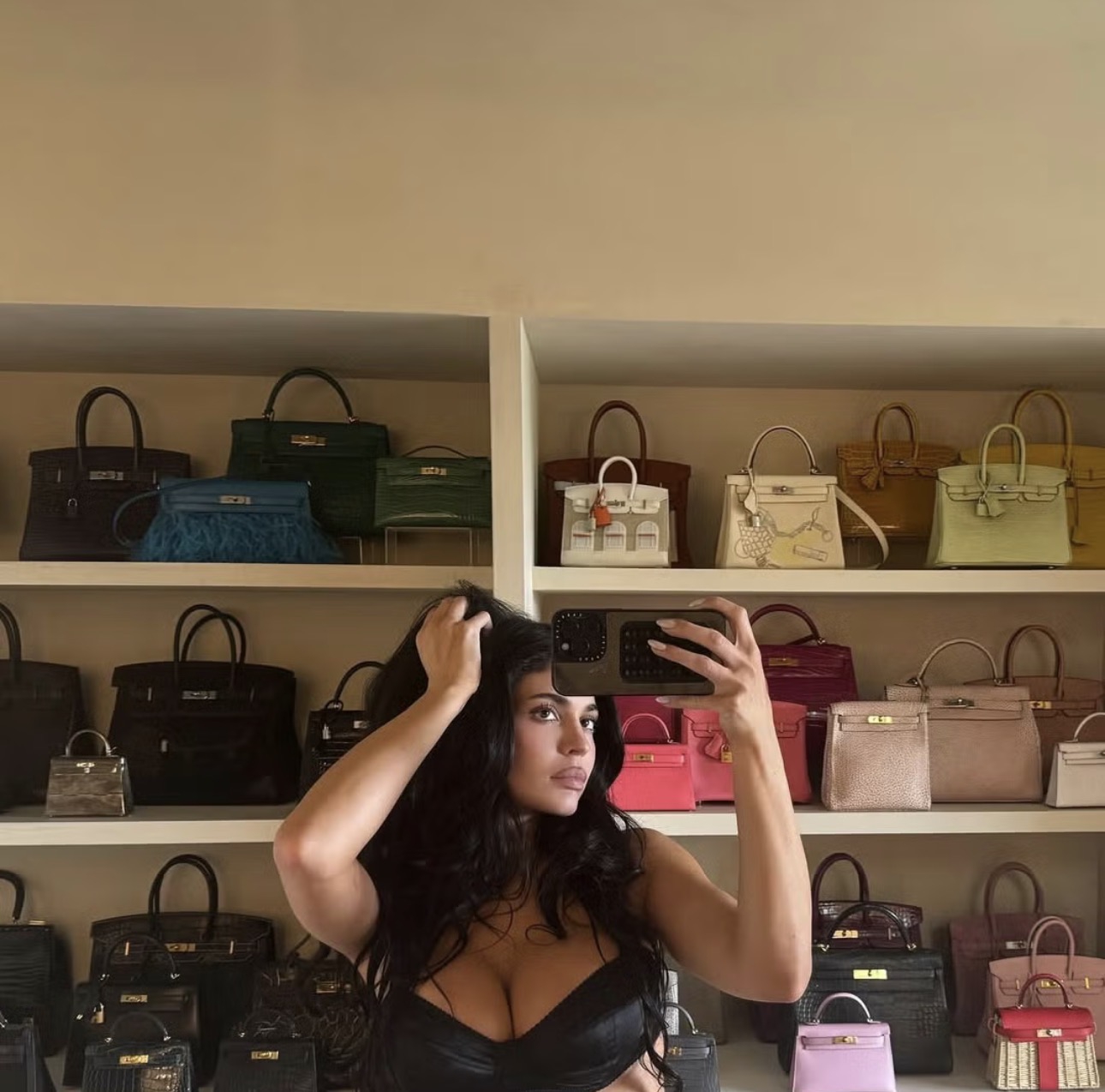Kylie Jenner Pamerkan Koleksi Tas Birkin-nya dalam Unggahan Instagram Terbaru