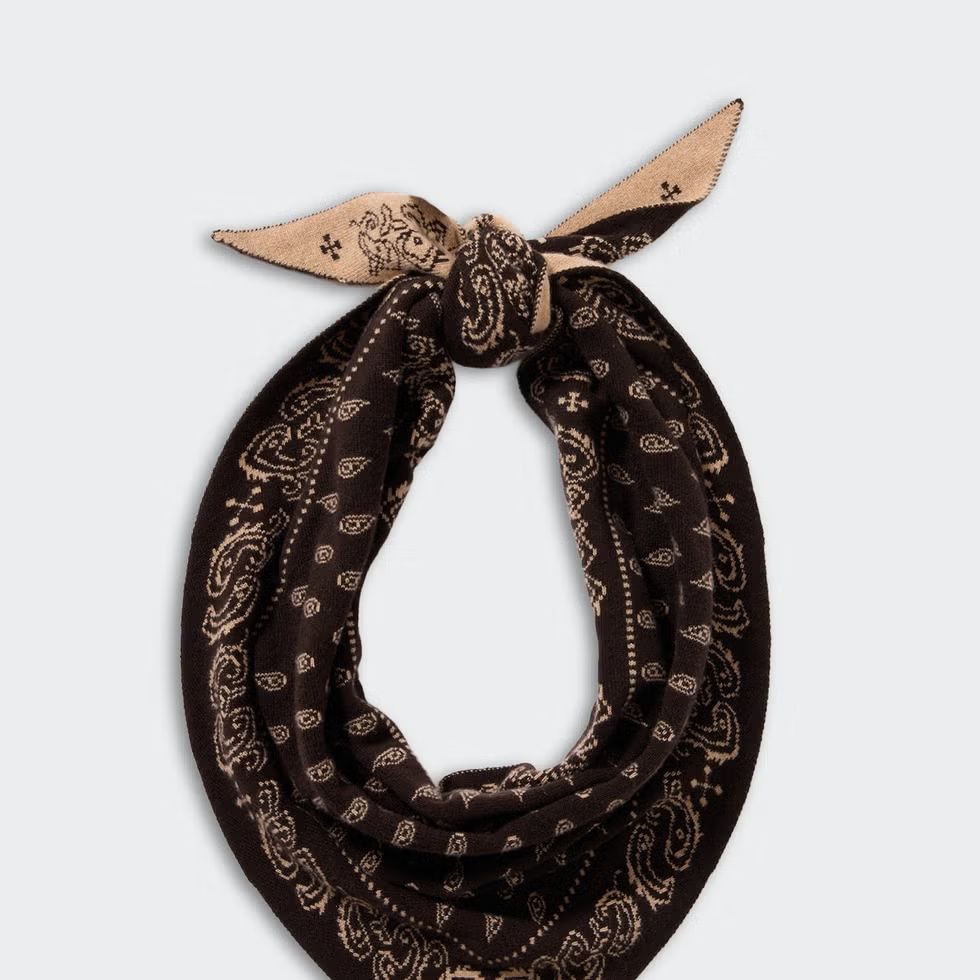 Gigi Hadid mengenakan bandana dari labelnya sendiri