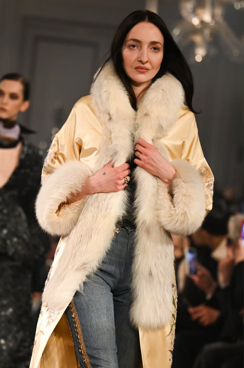 Kendall Jenner Tampak Begitu Nyaman dalam Mantel Butter Yellow Berhias Bulu dari Conner Ives