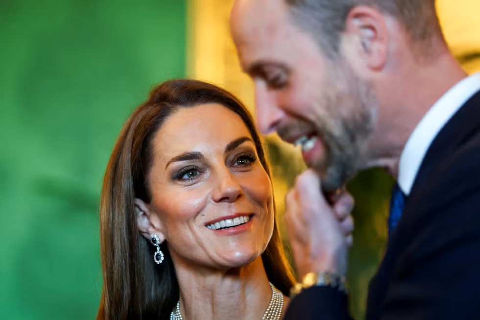 Pangeran William Menunjukkan Gestur Manis kepada Putri Kate saat Tugas Kerajaan