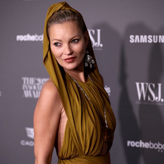 Kate Moss Tampil Memukau Dengan Naked Dress Bertudung Tipis