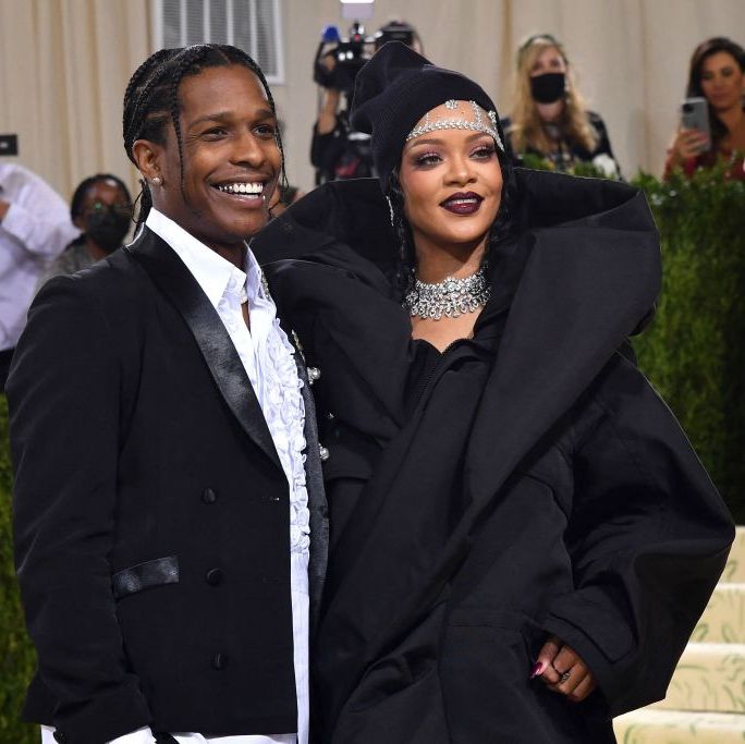 Rihanna & A$AP Rocky Tampil Kembar untuk Sesi Pemotretan Bersama Putranya