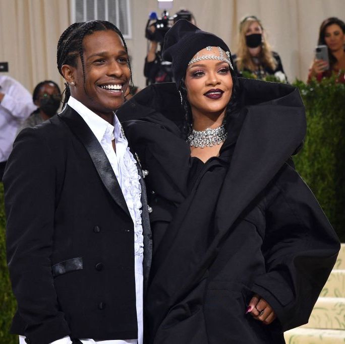 Rihanna & A$AP Rocky Tampil Kembar Untuk Sesi Pemotretan Bersama Putranya