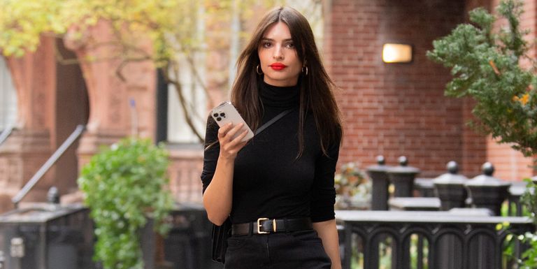 Emily Ratajkowski Terlihat Sangat Cantik dengan Rok Mini Hitam dan Sepatu Bot Over-the-Knee