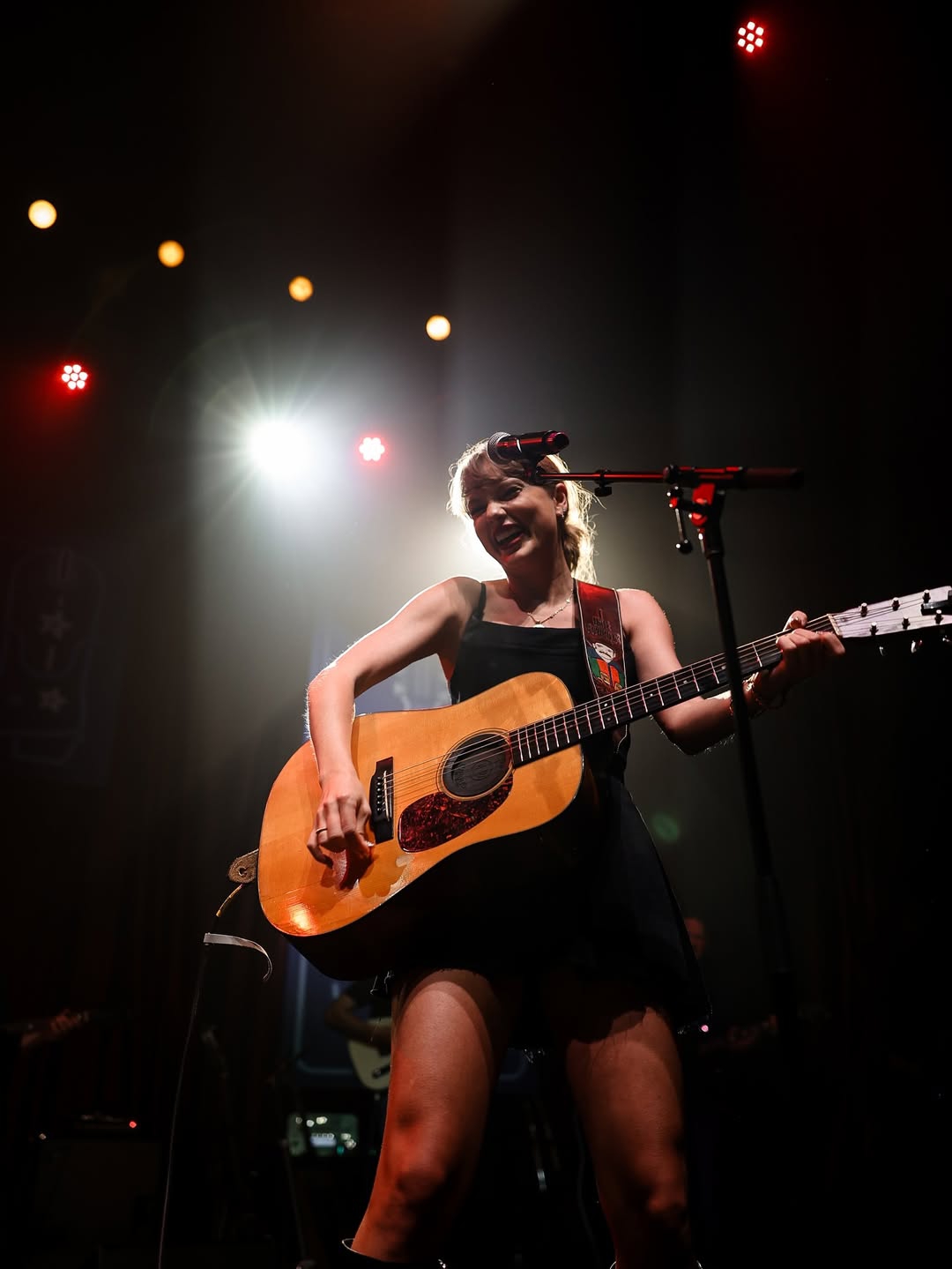 Taylor Swift Tampil di Panggung untuk Pertama Kalinya Sejak Membeli Kembali Hak Master Albumnya