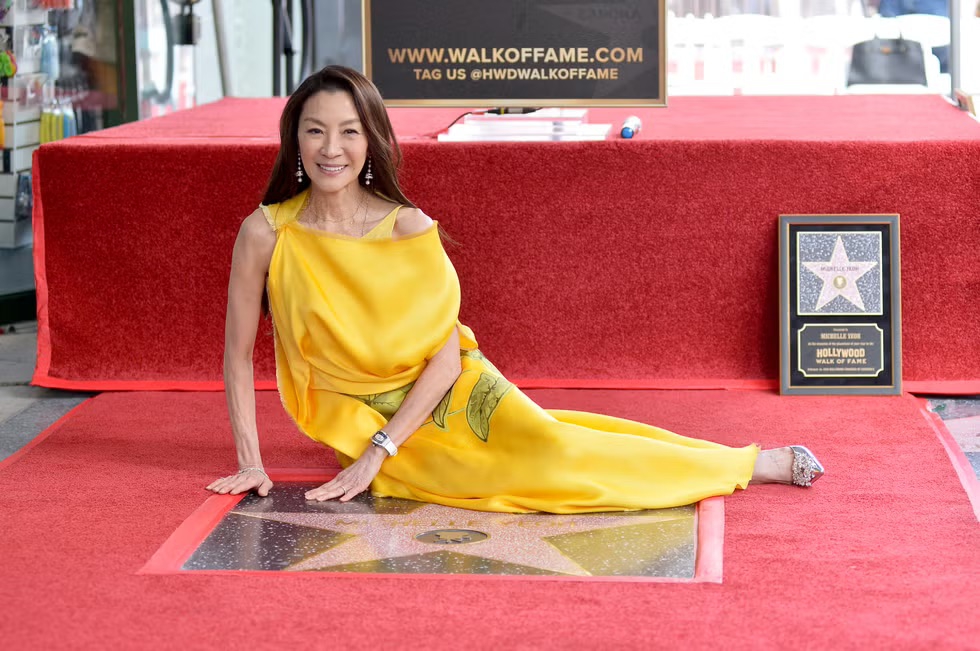 Michelle Yeoh Bersinar dalam Balutan Kuning Sunflower saat Menerima Bintang Hollywood-nya