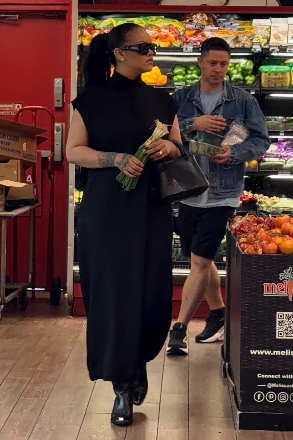 Tas Supermarket Mini Rihanna Mungkin Tak Praktis&mdash;Namun Tak Masalah