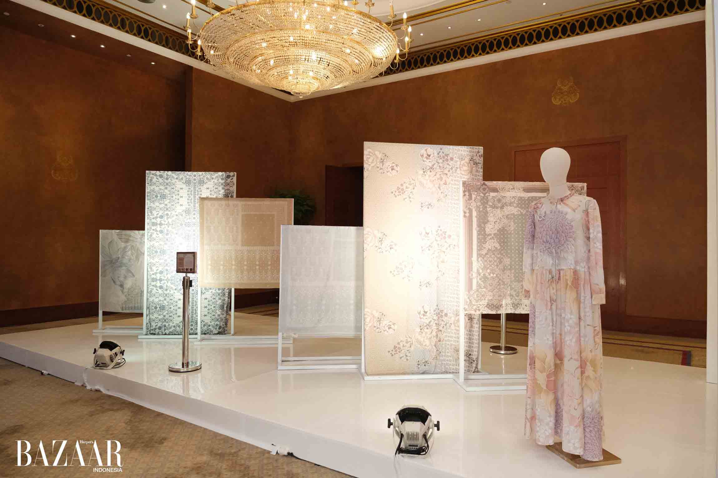 Instalasi Klamby menampilkan busana dan kain bermotif menawan