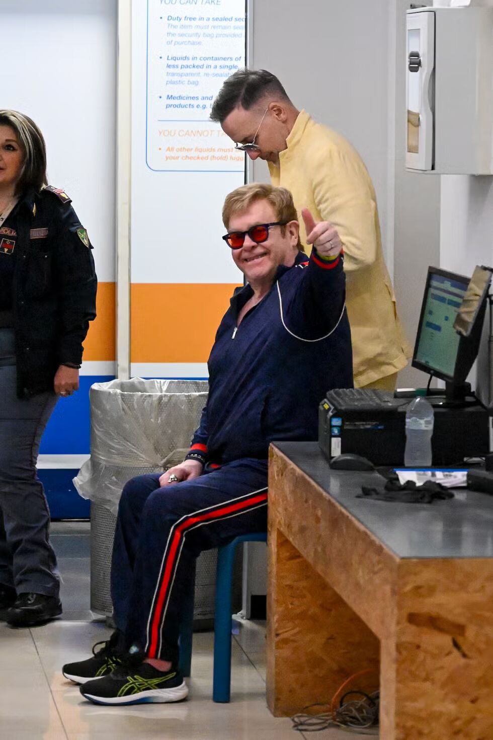Elton John terlihat meninggalkan Sisilia pada pagi hari setelah pernikahan Dua dan Callum.