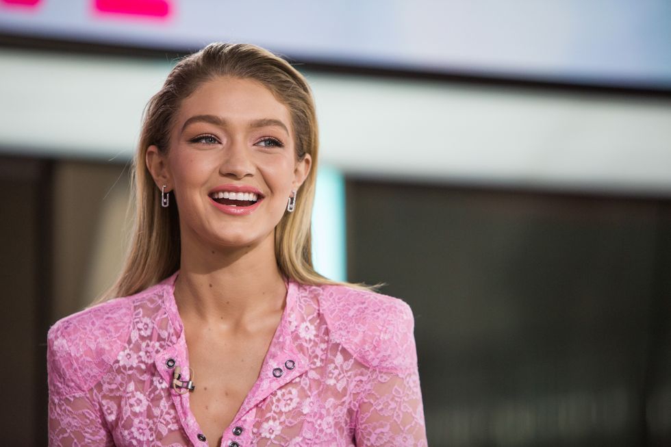 Gigi Hadid Membagikan Foto Perut Hamilnya di Instagram