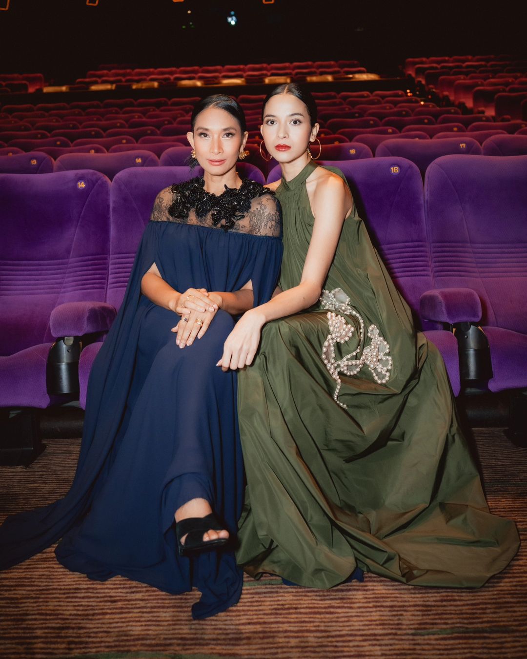 Happy Salma dan Putri Marino Tampil Anggun di Malam Perdana Film Tebusan Dosa