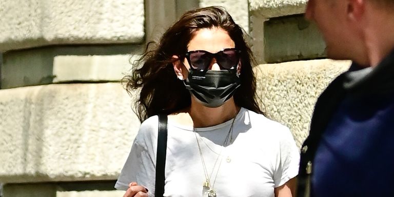 Katie Holmes Tampil dengan Rok Denim Bergaya Tahun '90-an ketika Berjalan-Jalan di Kota New York