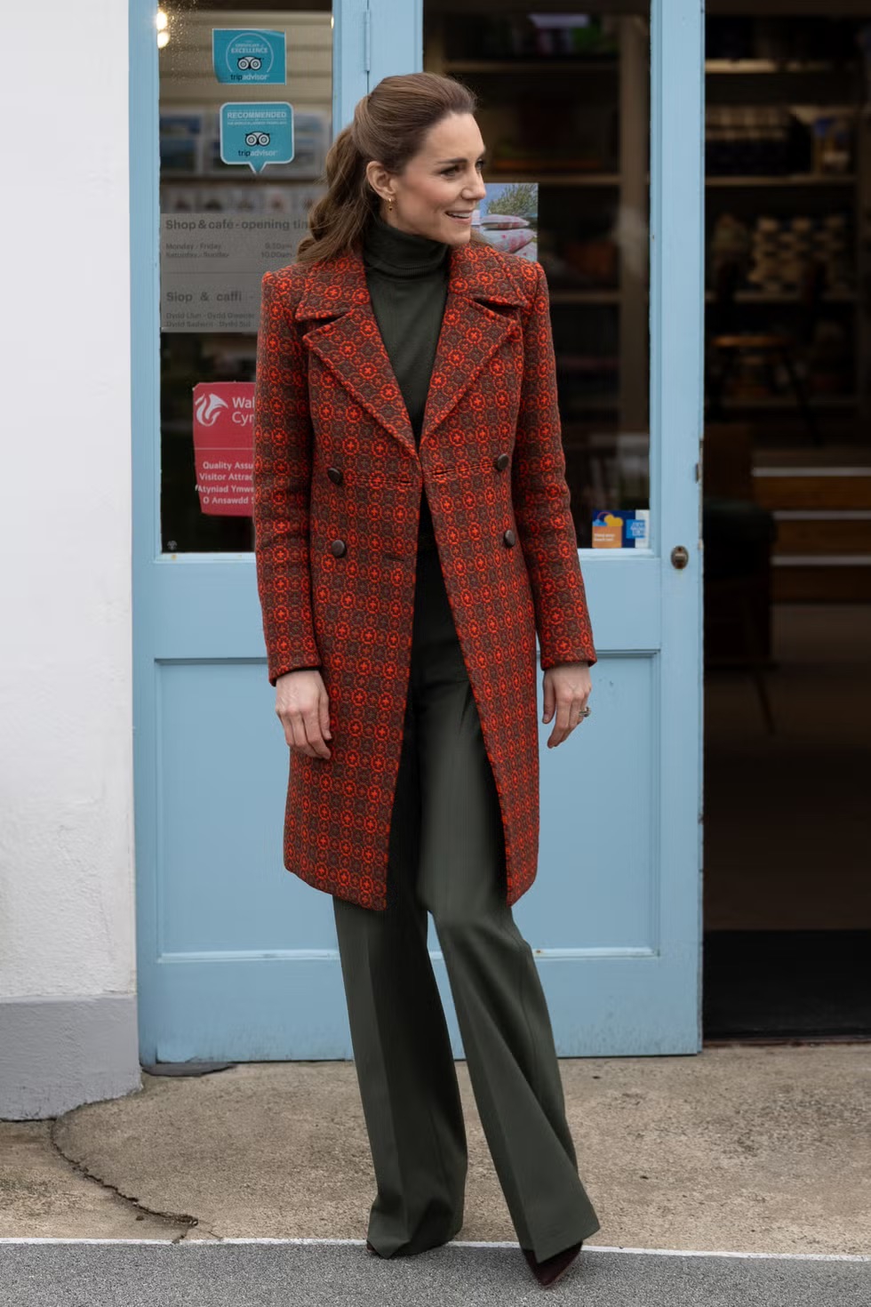 Princess Kate Memberi Aksen Merah pada Tampilan Netral Bergaya &rsquo;60-an