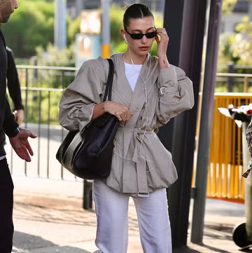 Penampilan Hailey Bieber di Bandara Menunjukkan Fleksibilitas Trench Coat Pendek