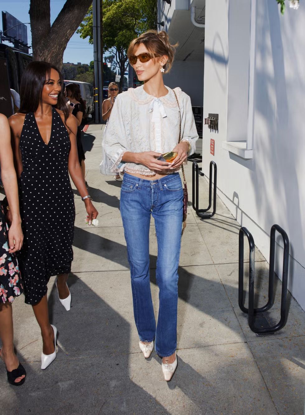 Bella Hadid mengenakan busana bergaya Y2K lainnya untuk peluncuran parfum Orebella terbaru di Los Angeles.