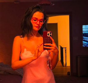 Selena Gomez Tunjukkan Gaya Glamor untuk Malam Santai di Rumah