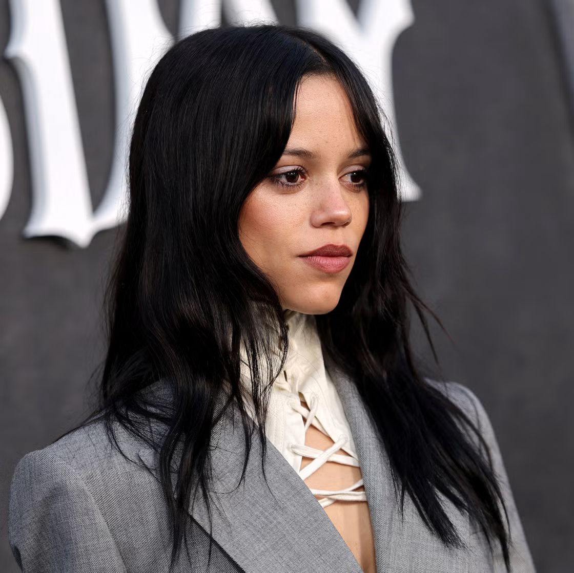 Jenna Ortega dan Setelan McQueen-nya Memberikan Pelajaran Tentang Tailoring yang Nonchalant