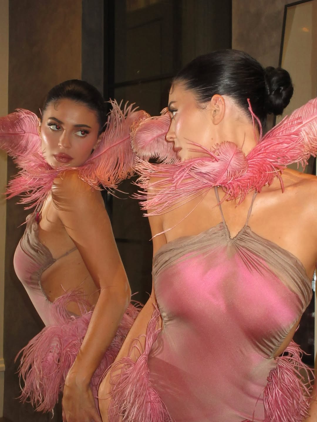 Kylie Jenner Tampil dengan Gaun Pesta Bergaya Kabaret yang Seksi & Penuh Bulu
