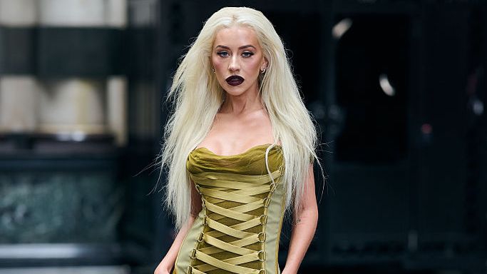 Christina Aguilera Kembali Kenakan Gaun Versace Vintage Setelah 22 Tahun